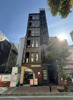 麻布十番商店街に面する希少店舗