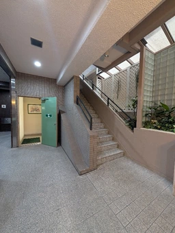 貸室内に専用トイレあり・オフィス以外の用途もご相談可能です外観