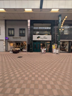 元町商店街アーケード内から入口あり｜採光良好
