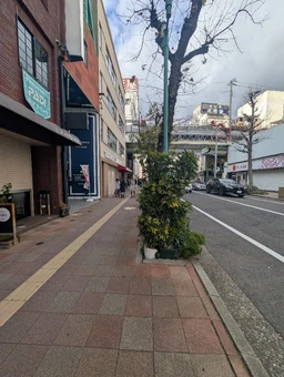 🌙元町商店街に面するガラス面が視認性良好な2階テナント区画