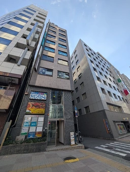 各線サンノミヤ駅から神戸市役所に向かう商業エリアとビジネスエリアを結ぶ交差点外観