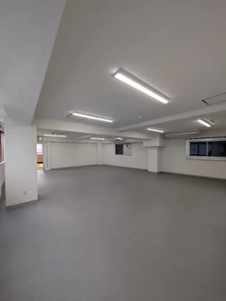 各線サンノミヤ駅から神戸市役所に向かう商業エリアとビジネスエリアを結ぶ交差点外観