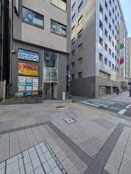 各線サンノミヤ駅から神戸市役所に向かう商業エリアとビジネスエリアを結ぶ交差点