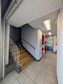 各線サンノミヤ駅から神戸市役所に向かう商業エリアとビジネスエリアを結ぶ交差点外観