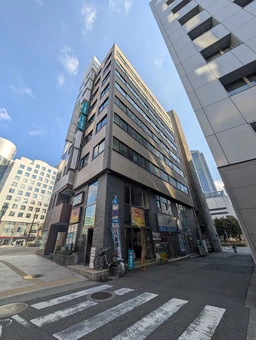 各線サンノミヤ駅から神戸市役所に向かう商業エリアとビジネスエリアを結ぶ交差点