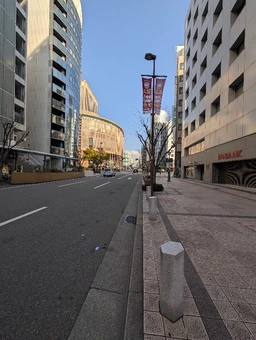 各線サンノミヤ駅から神戸市役所に向かう商業エリアとビジネスエリアを結ぶ交差点外観