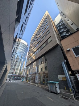 各線サンノミヤ駅から神戸市役所に向かう商業エリアとビジネスエリアを結ぶ交差点