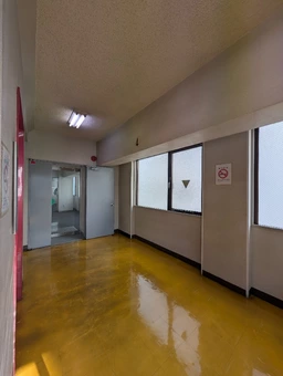 各線サンノミヤ駅から神戸市役所に向かう商業エリアとビジネスエリアを結ぶ交差点