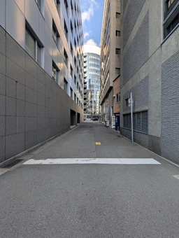 各線サンノミヤ駅から神戸市役所に向かう商業エリアとビジネスエリアを結ぶ交差点