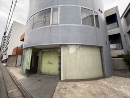 ■雪が谷大塚駅より徒歩４分、青年館通り沿いの１階路面店！前面ガラス張りで視認性◎外観