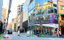 人気の麻布十番エリア！交差点に面する角地！重飲食等各種業態相談可能！