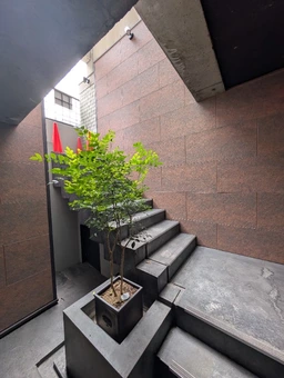 山手幹線から専用階段で地下空間へ