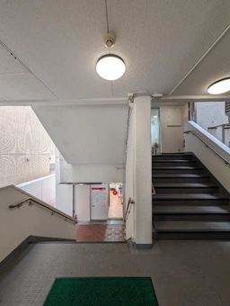 山手幹線に面するテナントビル｜採光良好な南向き区画