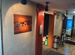 八幡筋に面するビル1階店舗です「ビルイン店舗」外観