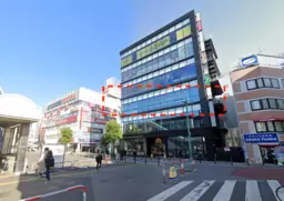 【蕨駅東口１分】３階１８坪。駅前ロータリー内。内装事務所仕様。１階ファストフード店。事務所、サービス、物販。【飲食不可】外観