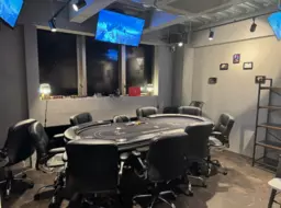 六本木交差点からすぐ。外観