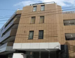 階段は石貼り。交差点角地に面す！