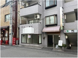 千駄木駅 徒歩5分／よみせ通りに面す半地下物件【軽飲食程度相談】外観