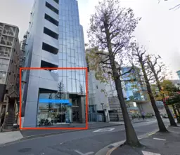 渋谷駅９分！２８坪１階テナント。前面ガラス張り天高３mあり！物販、サービス、カフェなど【軽飲食可能】外観