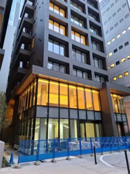 【東京駅八重洲口１分】１階６８坪。外堀通り新築テナント。天高３mあり。前面ガラス張り【飲食可能】