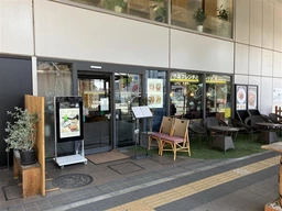 千葉駅西口デッキ直通!バスロータリー目の前1階路面店!外観