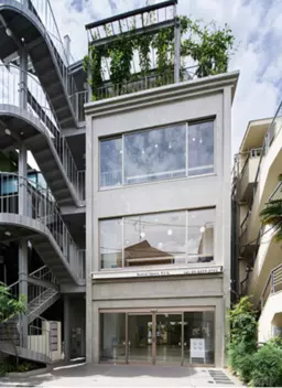 【表参道駅５分、外苑前駅３分】１〜４階屋上あり一棟貸し８３坪。前面ガラス貼り、白を基調にしたテナント【軽飲食程度相談】外観