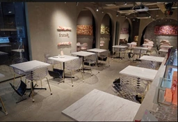 表参道駅徒歩３分！1階路面店舗！カフェ居抜き！（4月末まで）青山通りから1ブロック入った立地です！外観