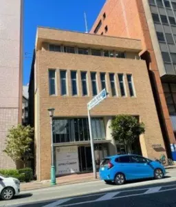 元町駅 徒歩4分 栄町通沿い 1F〜2F美容室居抜き物件 【飲食不可】外観