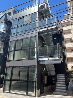 南浦和、塾銀座の夜を彩る。視認性抜群のガラス張りテラスビル、残り1区画。外観