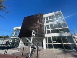 オフィスと住宅が交差する、東戸塚の新たな拠点。開放感溢れるガラス張りビルで選ばれる店舗へ。外観