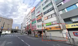 【赤羽駅東口１分】地下１階〜１階約４６坪。物販居抜き。２４時間可、目の前バス停で視認性有【飲食不可】外観