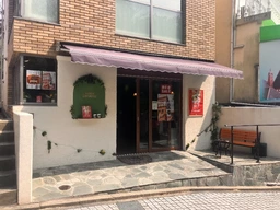 『風見鶏の館』目の前 観光客の多いエリアの１階！綺麗な洋菓子店居抜きです♪