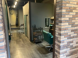 三郷一丁目交差点至近!美容室居抜き物件外観