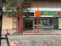 【川口駅東口1分】１階６.４２坪。ロータリー内テナント。ガラス面と上部に看板設置。事務所仕様【飲食不可】外観