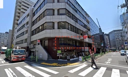 日比谷線八丁堀駅徒歩２分！建築基準法上は１階ですが階段を１０段ほど登った区画となります。（飲食店不可）