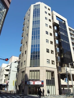 新宿御苑前駅 徒歩1分 1F〜2Fのメゾネット区画 スケルトン物件 【飲食不可・サービス店舗向け】