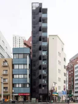 西新宿駅徒歩5分 小滝橋通りと職安通りの交差点近くの好立地です！外観