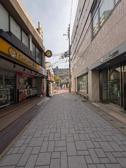 ⛵JR・山陽垂水駅キタ｜商店街の一画・駅前 1階路面店舗外観
