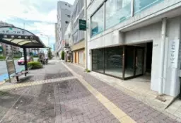 白山通り沿いの路面店！視認性のよいガラス張り仕様！（賃料：429,000円）