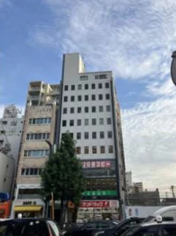 駅チカの視認性の高い新宿通り沿いの物件です！ 店舗利用相談可能！(重飲食不可)