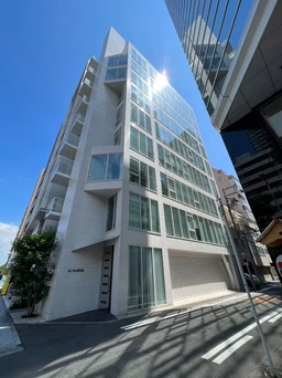 ★大阪天満宮駅 徒歩5分！ 白を基調としたデザイナーズビル★１フロア１室！一面ガラス張りで採光良好です！★外観