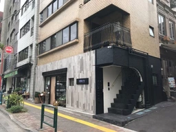 外苑西通り沿いに位置する小規模物件、内装リノベ済み！