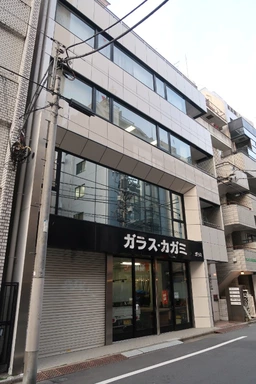 ◆新宿御苑前駅徒歩２分◆ガラス張り路面店◆美容系サロン、スクール、物販ご相談可◆看板スペースあり外観