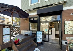 三鷹台駅徒歩１分！駅出口目の前の角地１階店舗！前面テラスも利用可能なカフェ居抜き物件外観