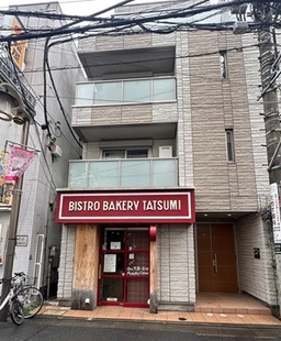 不動前商店街の中にある、築浅の綺麗な建物1階です！外観