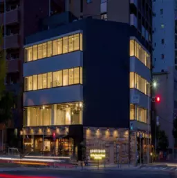 なんば駅 徒歩8分 天高3m以上 ワンフロア貸し 2F物販店居抜き物件 【飲食不可】外観