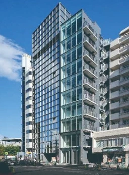 スタジアム通り沿いの高級感のある外観が目を引くスタイリッシュなビルディングです。