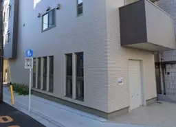 熊野前駅 徒歩4分◆『はっぴいもーる熊野前』にある路面店◆尾久小学校目の前で視認性も大◆ダクト設置不可◆フリーレント可◆