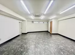 【UY0411】川崎⼤師駅徒歩2分！1階路面店！飲食可能、内装が事務所仕様の為、ネイルサロンにおすすめな物件です！外観