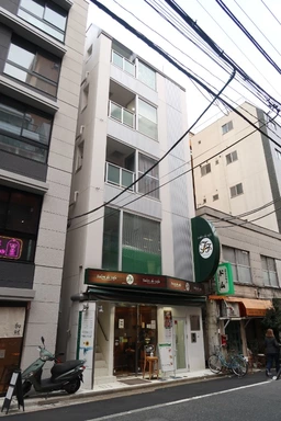 ◆新宿御苑前駅徒歩4分◆花園町商店街沿い◆眉毛サロン居抜き・造作譲渡無償◆整体・美容系サロン・クリニックご相談可外観